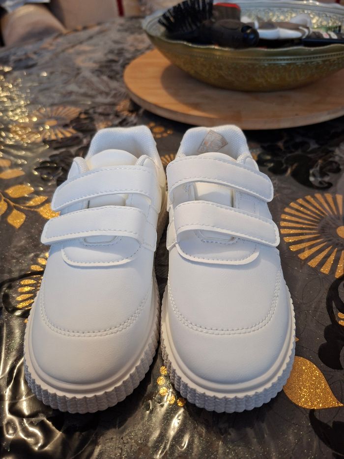 Basket blanche motif coeur sur coter fille taille 28 neuf prix 8 euro