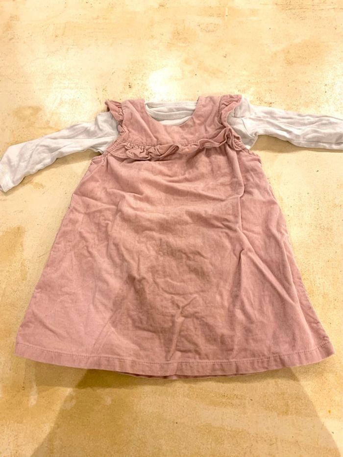 Ensemble jolie robe rose poudré en velours côtelé avec un body. Blanc
