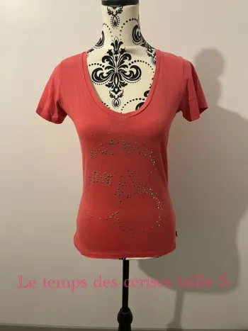 T-shirt Le Temps des Cerises rose corail taille S avec strass, col V