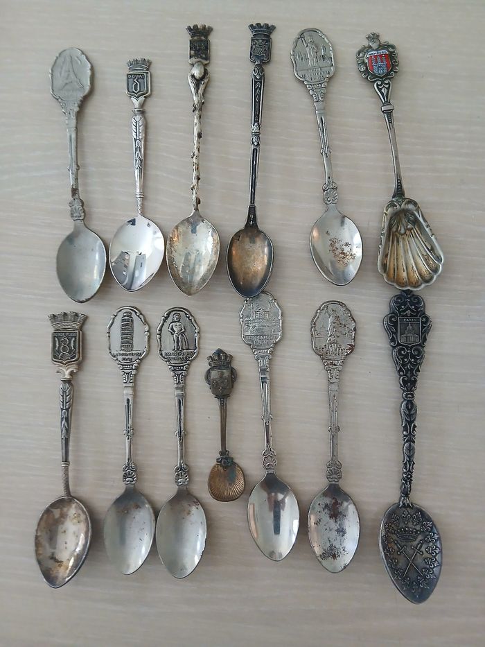 Lots de 13 petites cuilleres pour collectionneur en metal argente - photo numéro 2