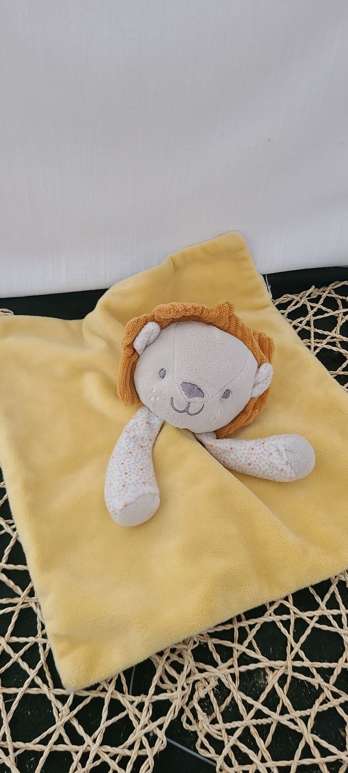 Lion OKAÏDI OBAÏBI doudou plat jaune - photo numéro 4