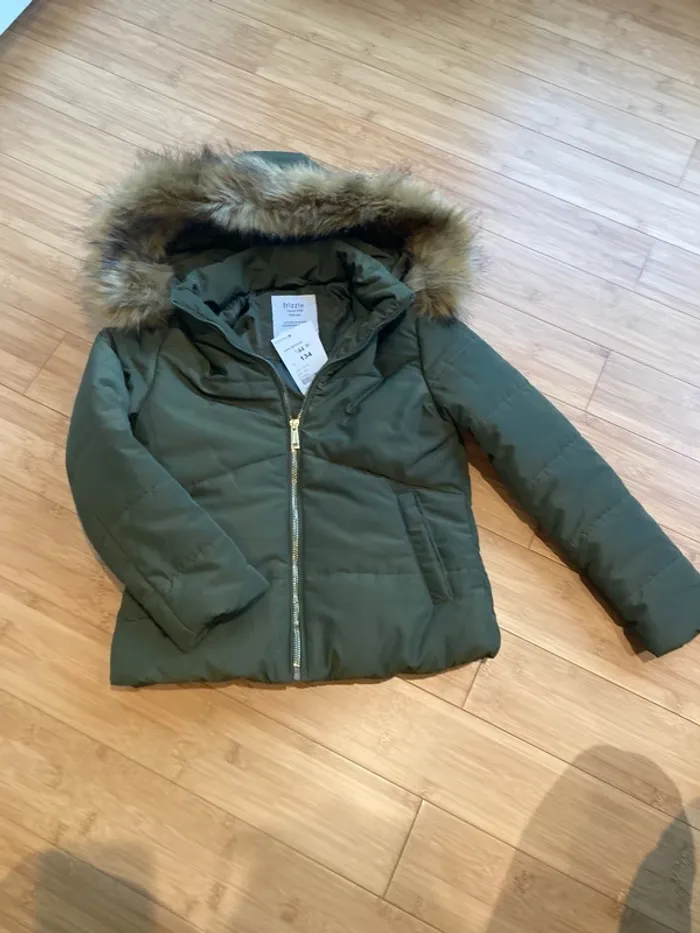 6 ans - Veste doudoune toute neuve avec étiquette - taille bien correctement