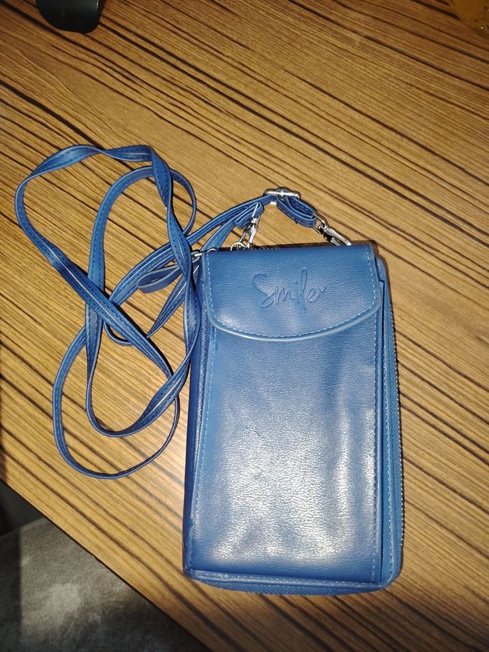 Pochette portefeuille et téléphone