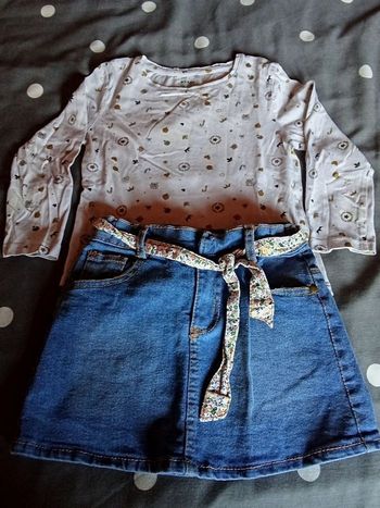 jupe en jean et tee-shirt