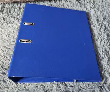 Grand classeur à levier bleu