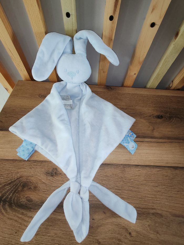 Lapin bleu claire nattou triangle