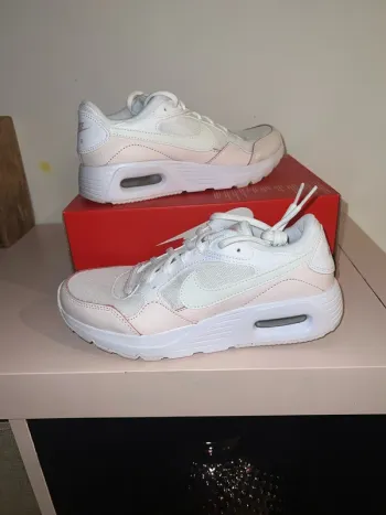 Basket Nike taille 36.5 femme fille