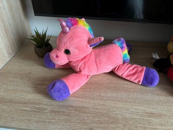 Peluche rose fluo licorne arc en ciel