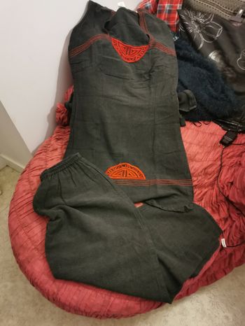 Ensemble pantalon et tunique noir,  broderie rouge