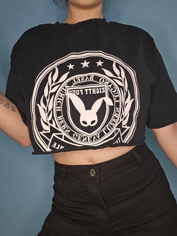 T shirt crop top noir imprimé logo style streetwear