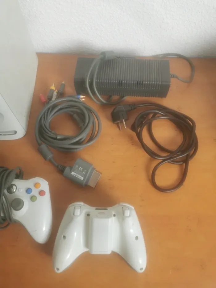 Xbox360 +2 manettes - photo numéro 2