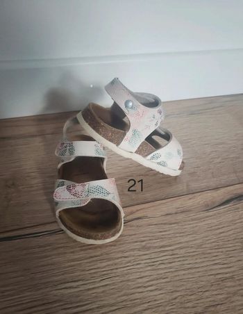 Sandale pieds nues à scratch 21