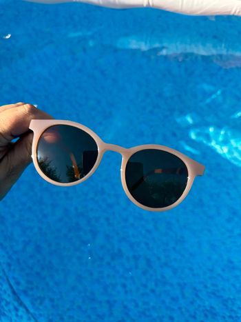 Paire de lunettes de soleil neuves