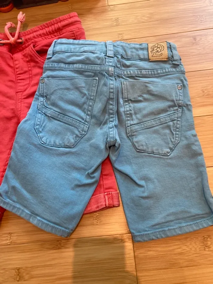 7 ans - Set de 2 shorts 1 rouge vif et 1 turquoise - taille correctement selon l'annonce - photo numéro 3