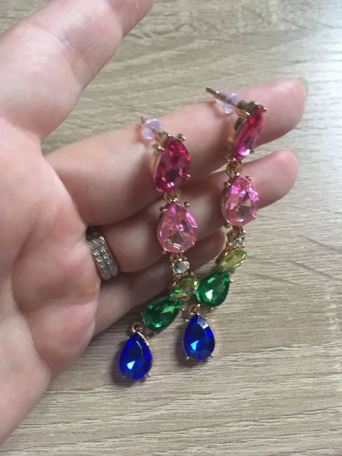 Boucles d’oreilles pendantes NEUVES pour femme avec pierres multicolores - photo numéro 3