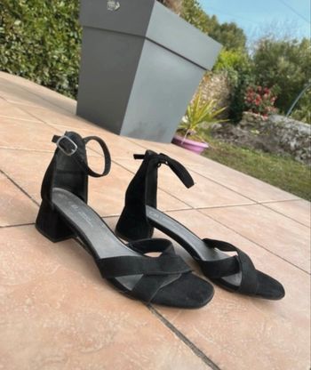 Chaussure à talon matière velours noir taille 39 de chez grand boulevard en bon état