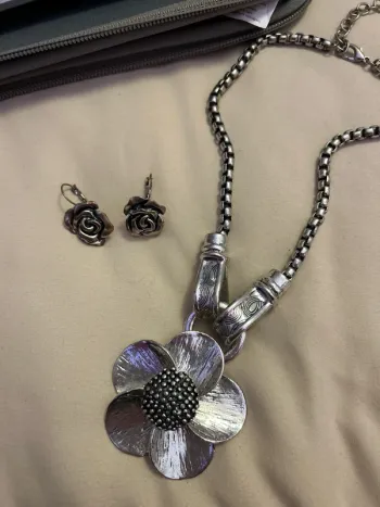Gros collier en acier assez lourd avec ses boucles d’oreilles