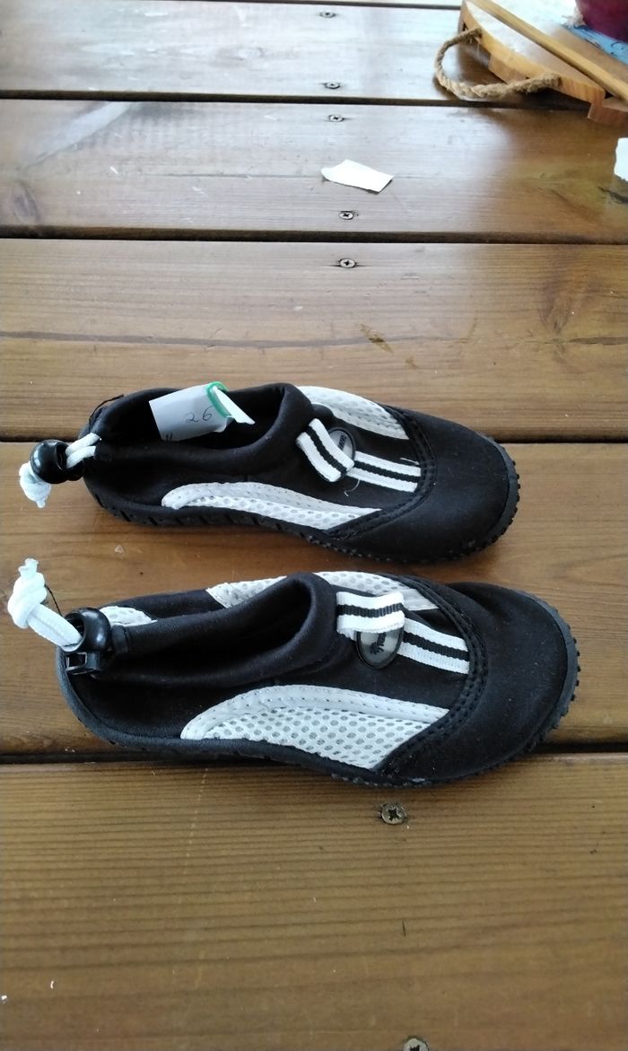 Chaussures de plage,  neuve  ,Too Beach  ,noir et blanche  ,pointure  26 - photo numéro 2