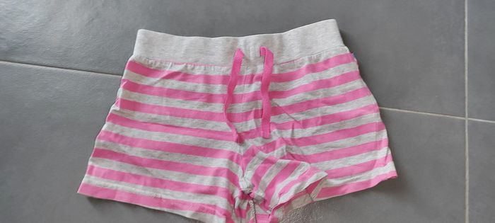 Short rayé gris et rose 8 ans 1€