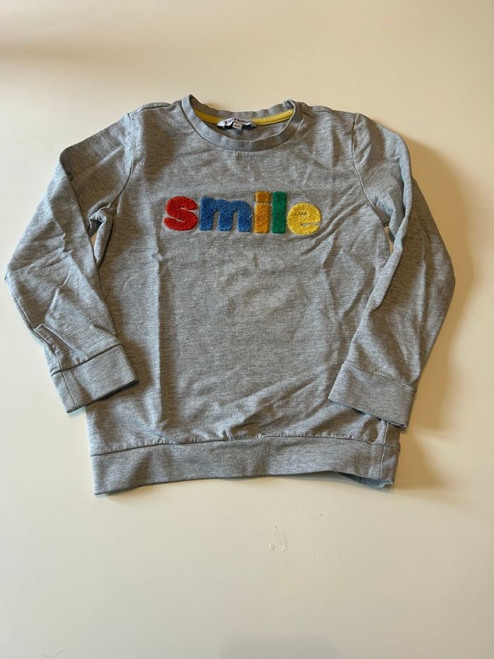 Pull pour garçon en bon état taille 7 ans couleur gris