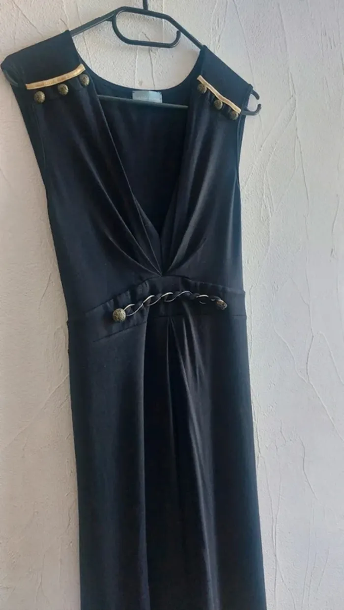 Robe élégante noire avec détails dorés Taille 42/44 - photo numéro 3