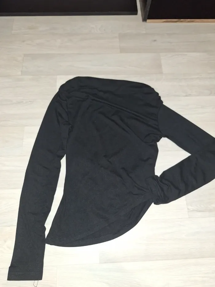 Haut noir asymétrique