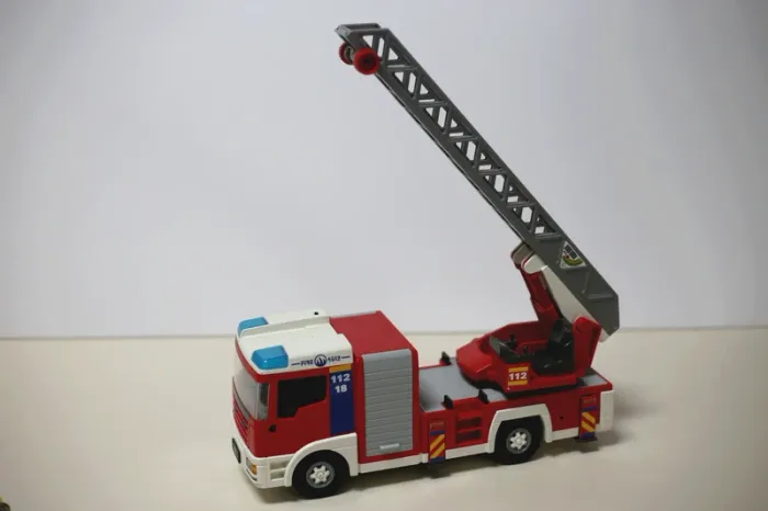 Camion de pompier Playmobil avec grande échelle - photo numéro 2