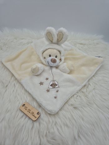Doudou plat Ours déguisé lapin blanc
crème oiseau Gémo