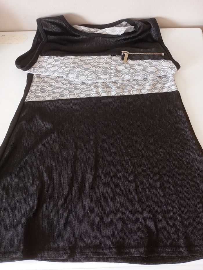 Robe sans manche . 10 ans .Noir brillant et bande dentelle . Polyester élasthanne. Très bon état . - photo numéro 5