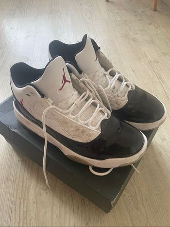Baskets Jordan max aura 2 noires et blanches - 42.5