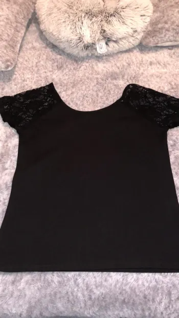 Top noir manche courte avec dentelle