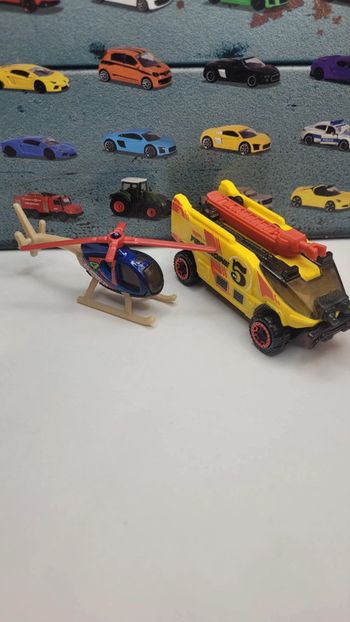 Voiture + hélicoptère hot wheels