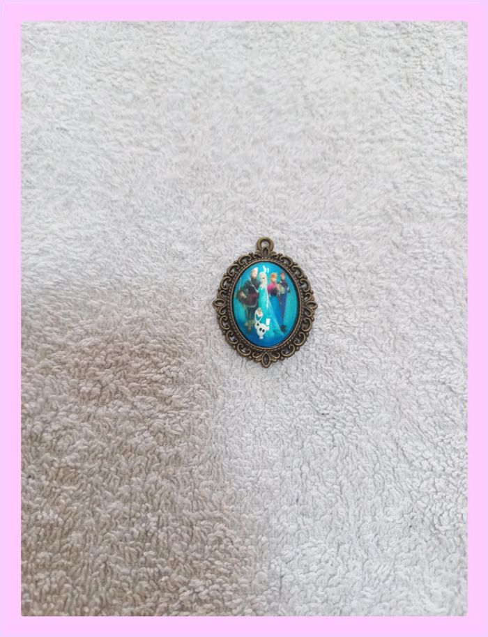 Pendentif avec cabochon reine des neiges