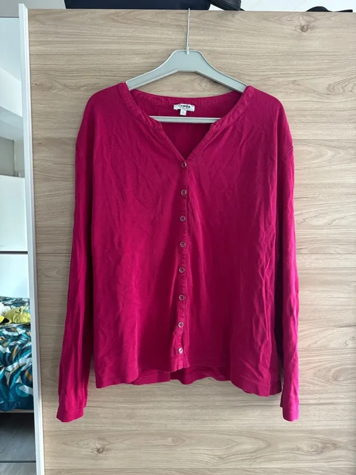 Haut rose, à bouton