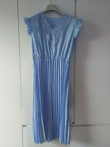 Robe mi longue plissée épaules volantées
