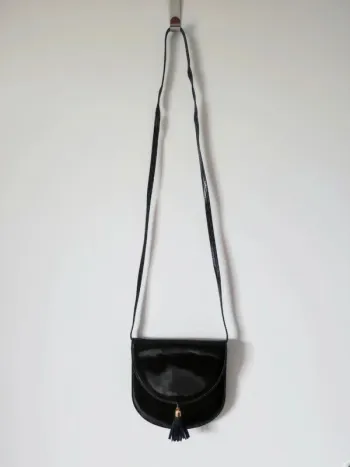 Pochette demi-lune à bandoulière noir cuir vernis pompon doré vintage - 25×17×6cm