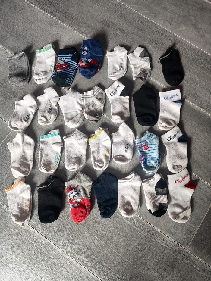 Lot 28 paires de chaussettes en 23/26