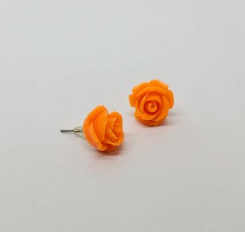 Paire de boucles d'oreilles.
Neuve.
Fleur orange