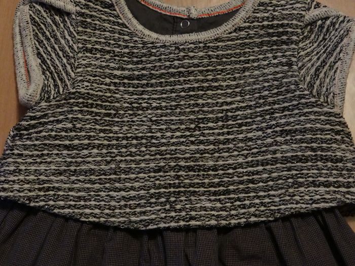 Robe pour bébé fille marque Orchestra, taille 18 mois. Grise et lainage sur le bustier. - photo numéro 3