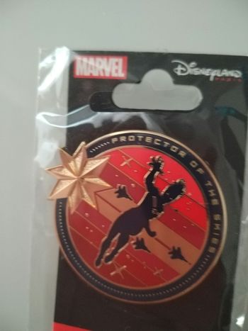 Pin's rond étoile capitaine marvel