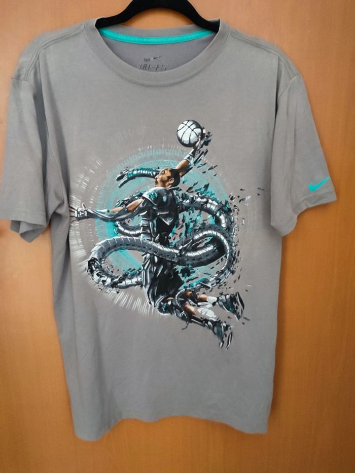 T-shirt Nike Dri-FIT taille M – design basket futuriste
- Bryant Robot bionique