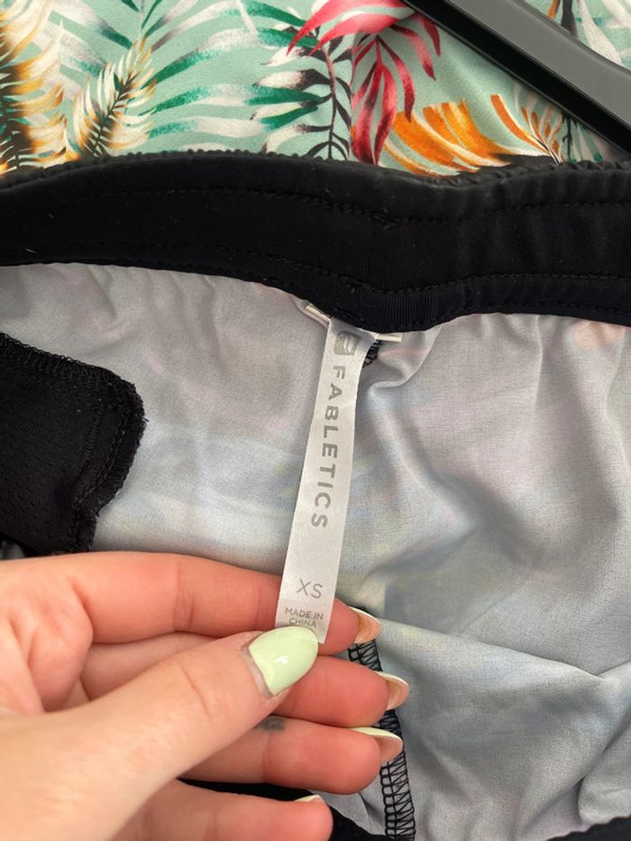 Short sport fabletics taille xs - photo numéro 3