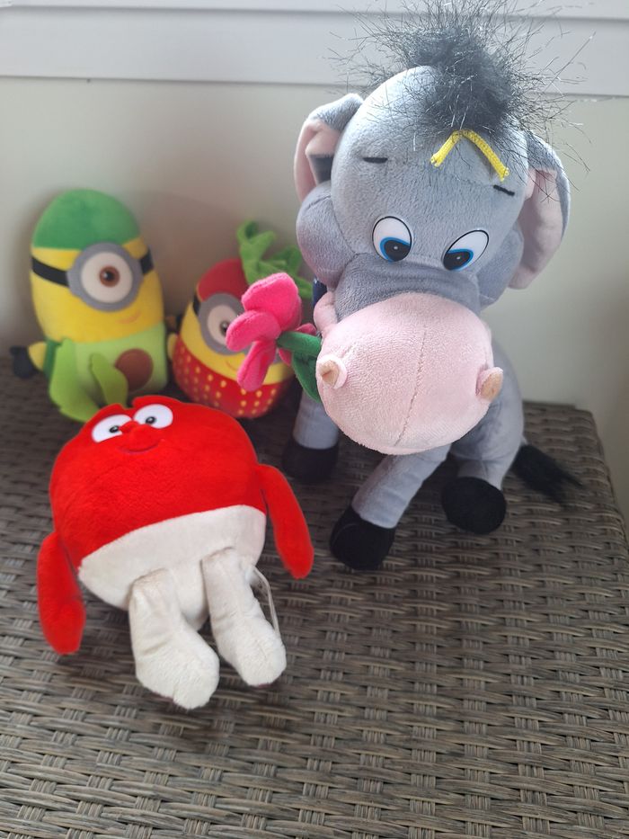 Lot peluches (Ane shrek , 2 peluches minion et 1 fraise)