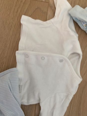 Lot prema bonnet et 2 gilets dont Jacadi