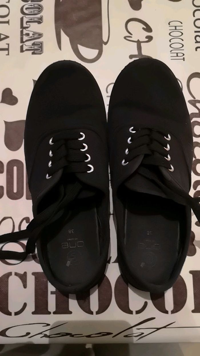 Baskets basses noires en très bon état - photo numéro 4