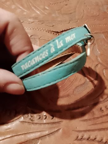 bracelet réglable en synthétique bleu clair.
