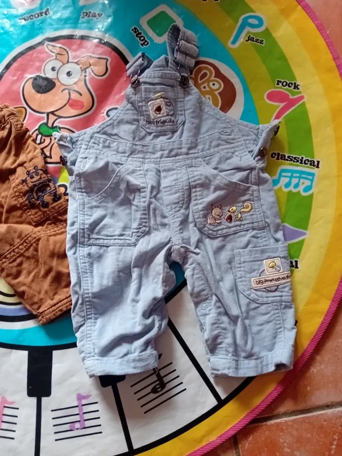Salopette et jeans