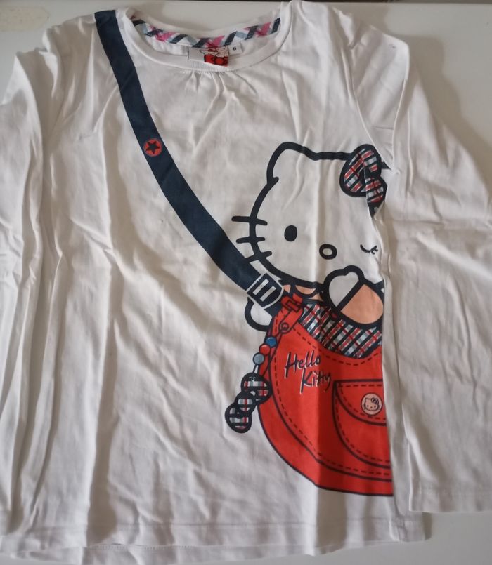 Tee-shirt manches longues. 8 ans .Coton .Blanc et Hello Kitty. Très bon état.
