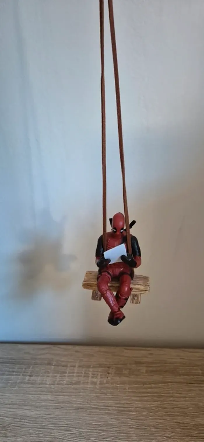 Figurine DeadPool suspendu assis sur un banc. - photo numéro 2