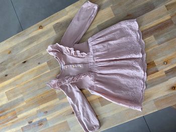 Robe broderie rose/lila  poudré